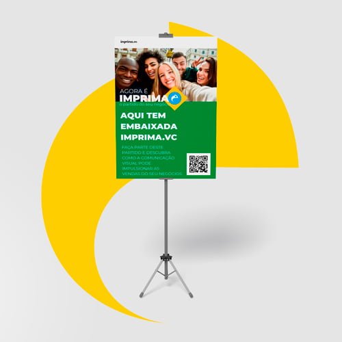 Imagem de um tripe porta banner, com um banner modelo fixado | Imprima.vc