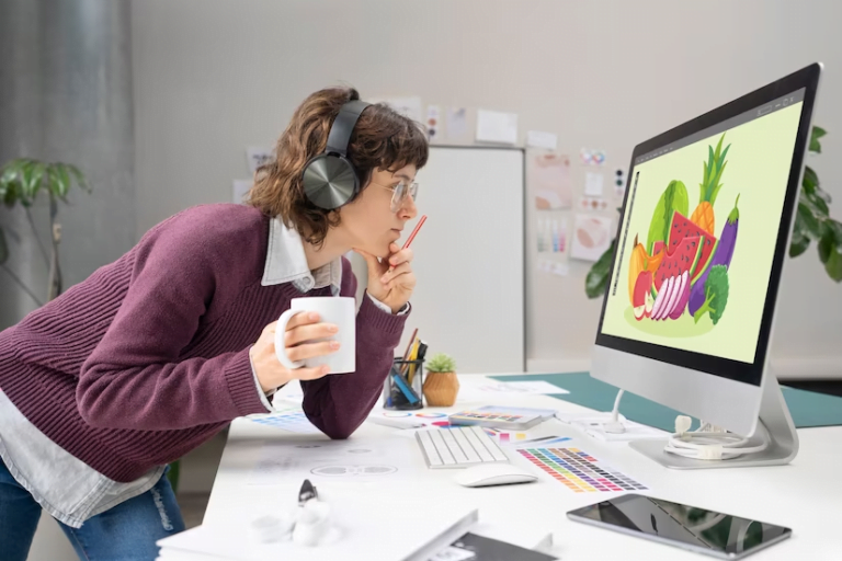 Mulher analisando elementos de comunicação visual em um anúncio publicitário.