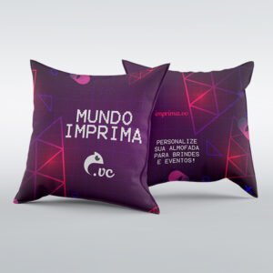 Duas almofadas personalizadas, alinhadas, sendo que a da frente possui a escrita "mundo imprima" e o logo da Imprima.vc e a de trás "Personalize sua almofada para brindes e eventos".