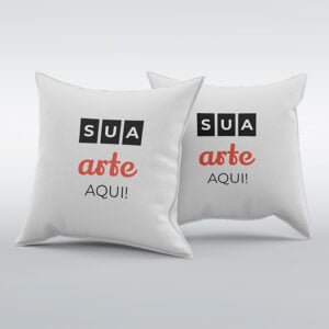 Duas almofadas personalizadas, alinhadas, sendo que a da frente possui a escrita "mundo imprima" e o logo da Imprima.vc e a de trás "Personalize sua almofada para brindes e eventos".
