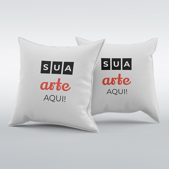 Duas almofadas personalizadas, alinhadas, sendo que a da frente possui a escrita "mundo imprima" e o logo da Imprima.vc e a de trás "Personalize sua almofada para brindes e eventos".
