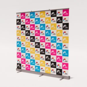 Imagem que ilustra um banner roll up, no formato de 2x2m, com a comunicação em lona, impressa pela Imprima.vc