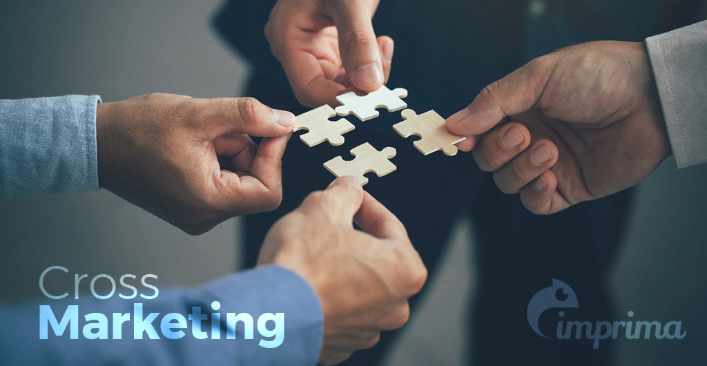 Descubra como o Cross Marketing pode impulsionar o seu negócio com parcerias estratégicas | Imprima.vc Imagem composta por 4 mãos, segurando cada uma um encaixe de peças de um quebra-cabeças, representando o ato de parceria entre as pessoas.