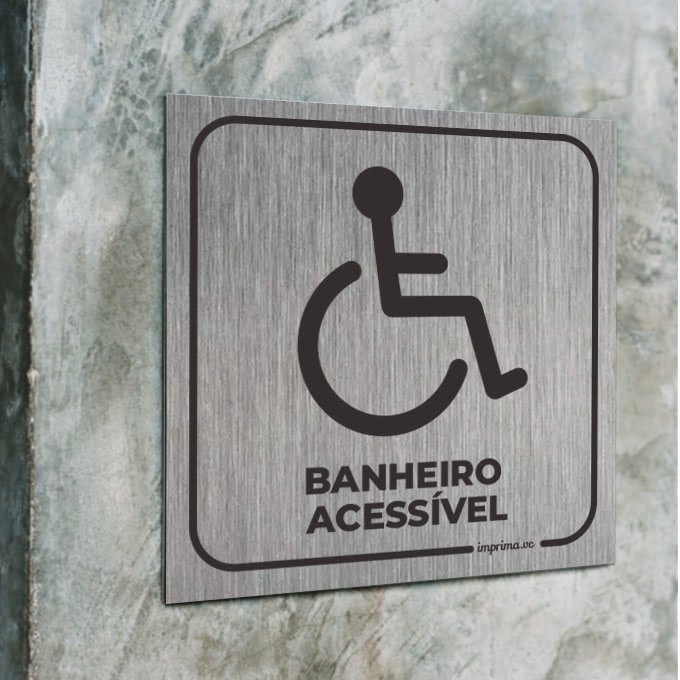Modelo de placa banheiro acessivel, exclusivo ou para deficiente, para porta de banheiro unissex, em formato quadrado, em aço escovado, vendido pela Imprima.vc