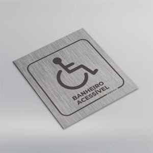 Modelo de placa banheiro acessivel, exclusivo ou para deficiente, para porta de banheiro unissex, em formato quadrado, em aço escovado, vendido pela Imprima.vc