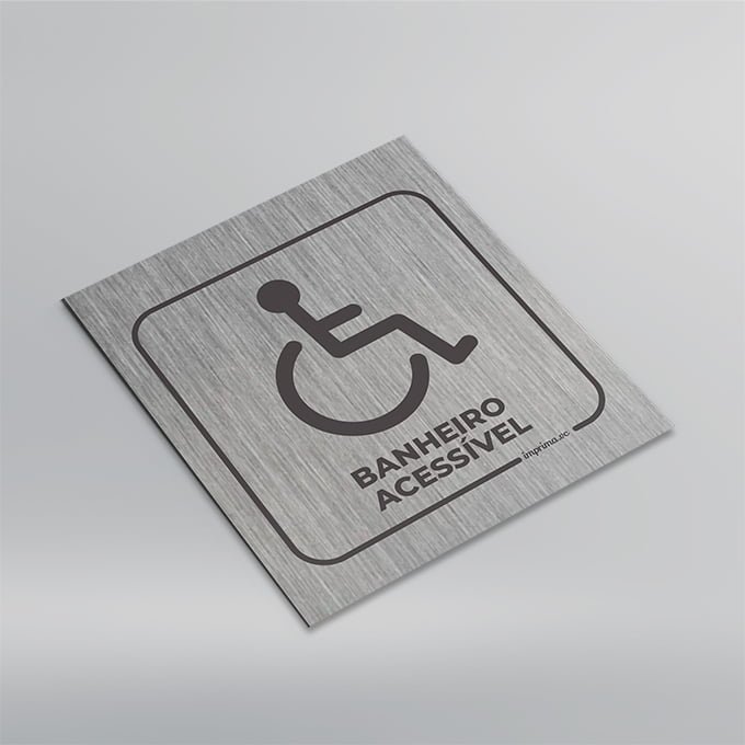Modelo de placa banheiro acessivel, exclusivo ou para deficiente, para porta de banheiro unissex, em formato quadrado, em aço escovado, vendido pela Imprima.vc