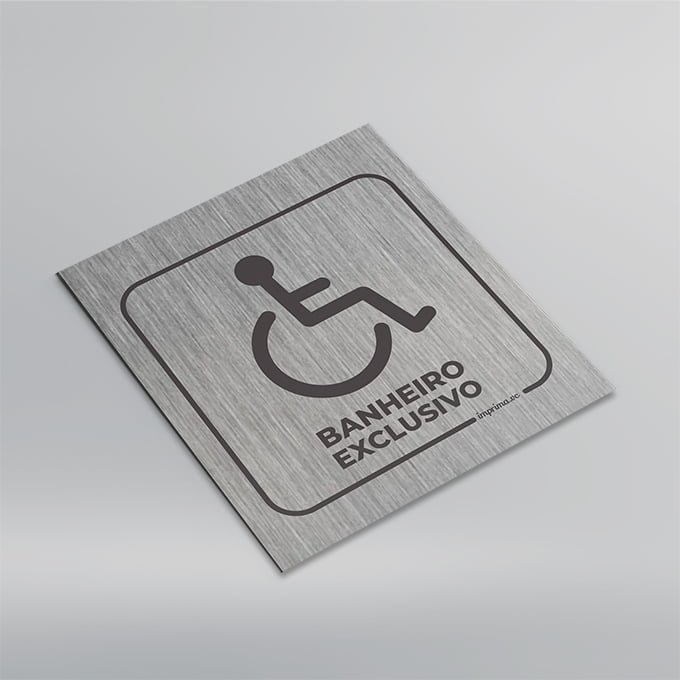 Imagem que mostra uma placa de banheiro exclusivo para uso de pessoas com necessidades especiais, fabricada pela Imprima.vc