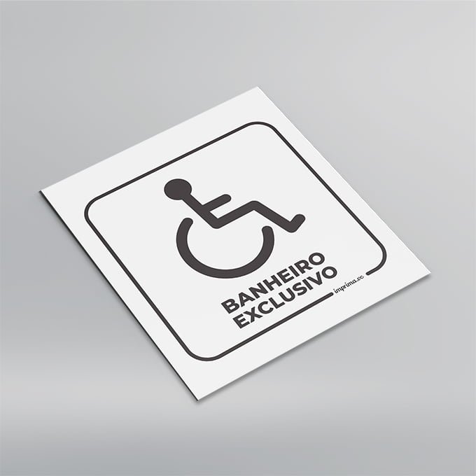 Imagem que mostra uma placa de banheiro exclusivo para uso de pessoas com necessidades especiais, fabricada pela Imprima.vc