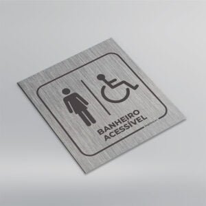 Imagem que ilustra um modelo de placa de sinalização interna para banheiro feminino acessível, fabricada em PS pela Imprima.vc, de fundo azul, aplicada em parede.