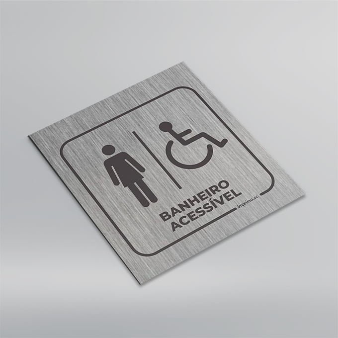 Imagem que ilustra um modelo de placa de sinalização interna para banheiro feminino acessível, fabricada em PS pela Imprima.vc, de fundo azul, aplicada em parede.
