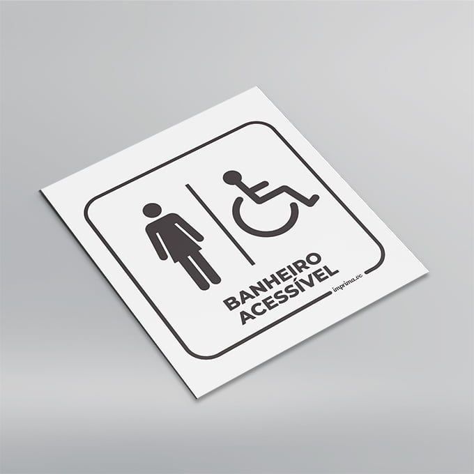 Imagem que ilustra um modelo de placa de sinalização interna para banheiro feminino acessível, fabricada em PS pela Imprima.vc, de fundo azul, aplicada em parede.