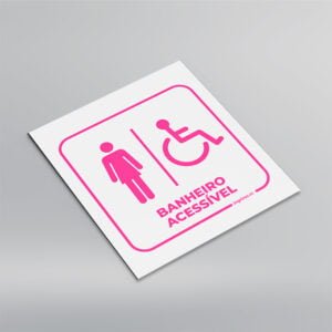 Imagem que ilustra um modelo de placa de sinalização interna para banheiro feminino acessível, fabricada em PS pela Imprima.vc, de fundo azul, aplicada em parede.