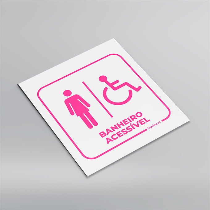 Imagem que ilustra um modelo de placa de sinalização interna para banheiro feminino acessível, fabricada em PS pela Imprima.vc, de fundo azul, aplicada em parede.