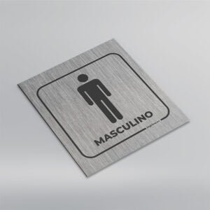 Imagem de uma placa de sinalização de banheiro masculino, em PS Branco, com impressão em azul, fixado em parede.