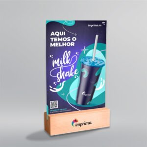 Imagem de um display fabricado pela Imprima.vc com testeira em PS e base de madeira. A arte da testeira é ilustrativa para exemplificar uma forma de uso do display