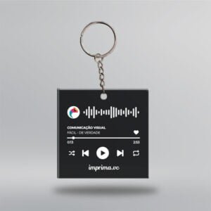 Chaveiro personalizado quadrado em acrílico colorido, fabricado pela Imprima.vc