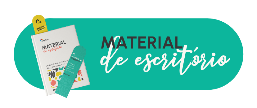 Ícone que identifica a categoria de brindes para Material de Escritório da Imprima.vc, formando por um fundo verde, a imagem de um livro com dois marcadores de páginas personalizados a esquerda e, ao lado e a direita, o nome da subcategoria.